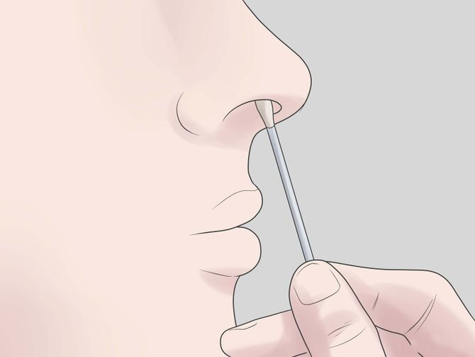 Смазывание ноздрей при помощи ватной палочки